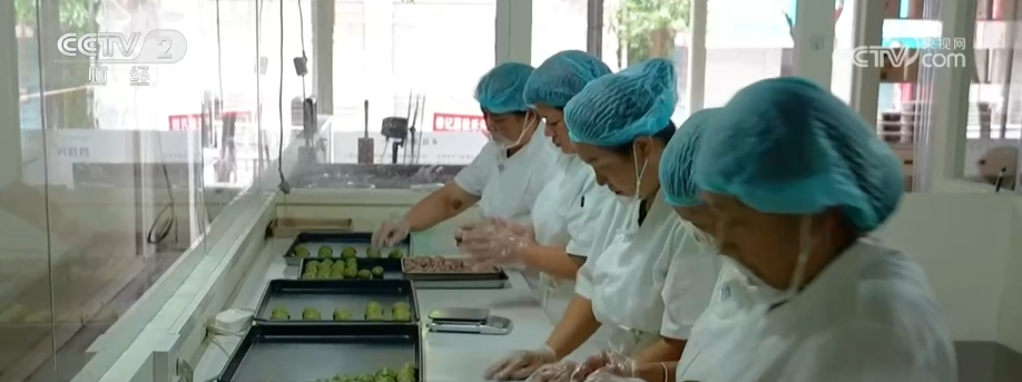 “新潮”叠加“传统”月饼口味玩转“跨界”出圈 市场销售持续火热