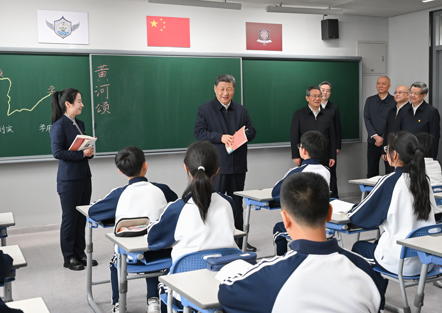 2026年3月23日上午，习近平总书记在北京四中雄安校区考察时，走进教室同师生亲切交谈。