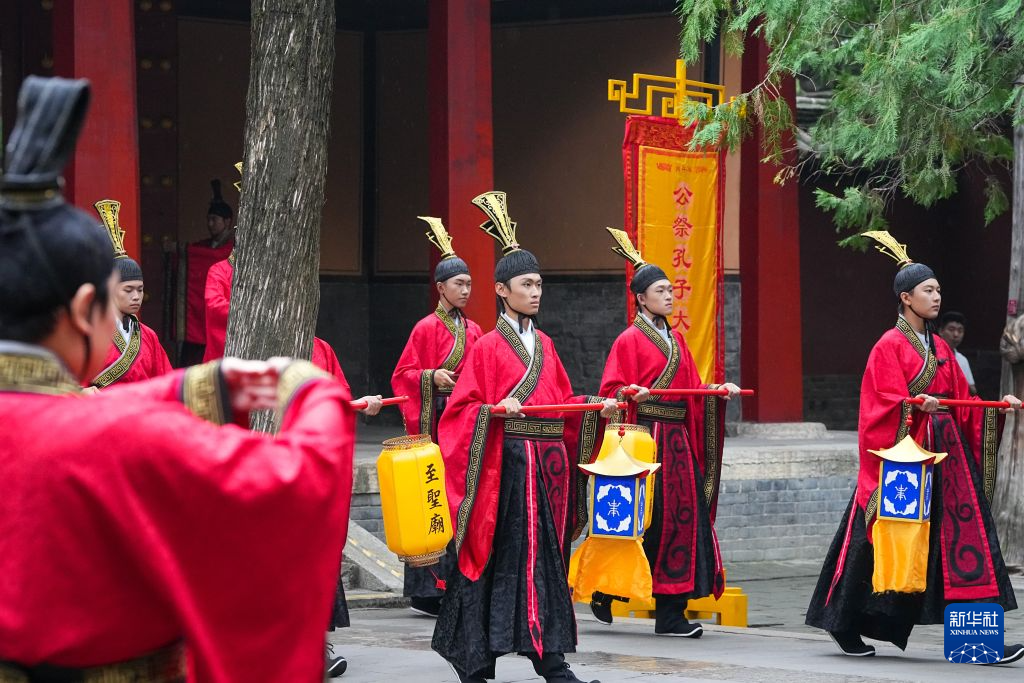 9月28日,在2026丙午年公祭孔子大典上,参祭人员步入曲阜孔庙。新华社记者 朱峥 摄