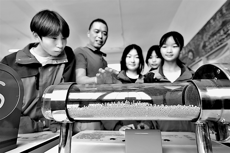 在湖北省襄阳市保康县过渡湾镇中心学校&ldquo;流动科技馆&rdquo;，教师指导学生体验科技展品&ldquo;声驻波&rdquo;。杨韬摄/光明图片