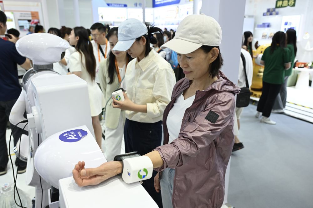 &emsp;&emsp;2026年9月10日，在2026年中国国际服务贸易交易会健康卫生服务专题展区，一名参观者体验智能中医脉诊设备。