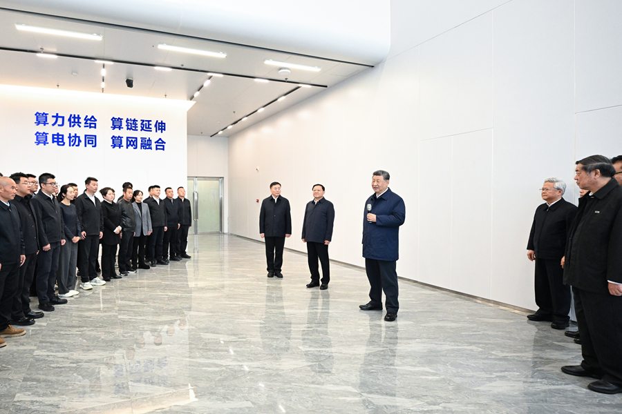 10月16日,中共中央总书记、国家主席、中央军委主席习近平在内蒙古自治区乌兰察布市考察。这是习近平在察哈尔高新技术开发区考察时,同有关算力中心项目负责人、技术人员、察哈尔高新区工作人员等亲切交流。