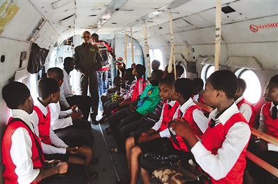 加纳民众过"空军瘾"