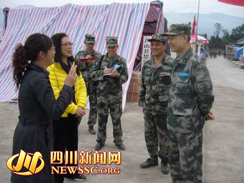 成都軍區參謀長周小舟視察駐蘆山思延滎經民兵(組圖)