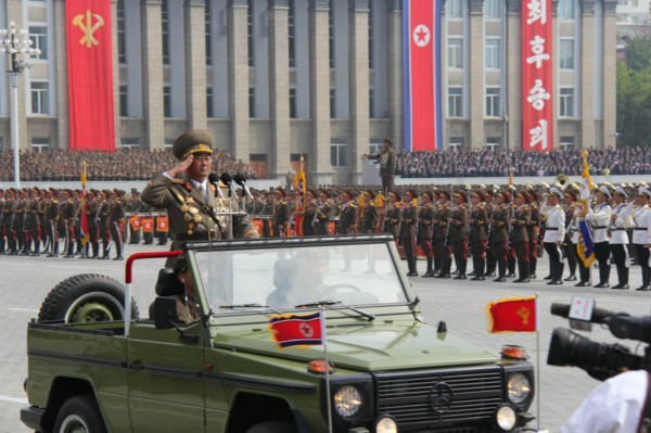 朝鲜举行阅兵式和群众游行庆祝国庆65周年组图