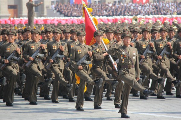 朝鲜举行阅兵式和群众游行庆祝国庆65周年组图