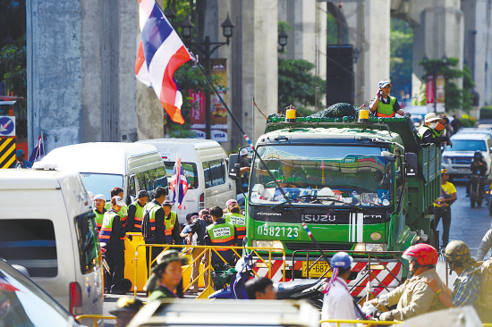 13日,泰国反对派启动筹备多日的"封城"行动,锁定首都曼谷的8处建筑