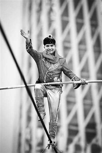 《"杏"福来敲门》媒体推介会上,见到了新疆达瓦孜的第六代传人阿迪力