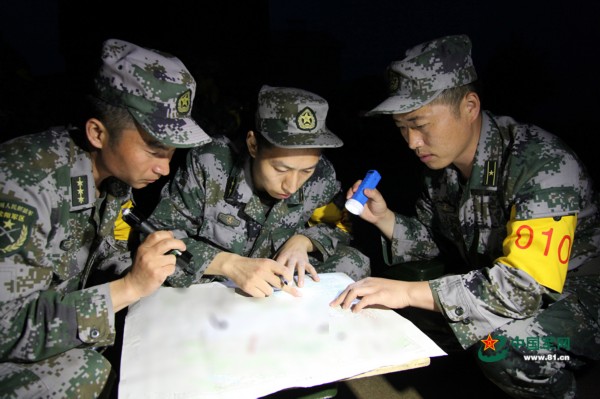 夜间按图行进. 翁伟立 摄