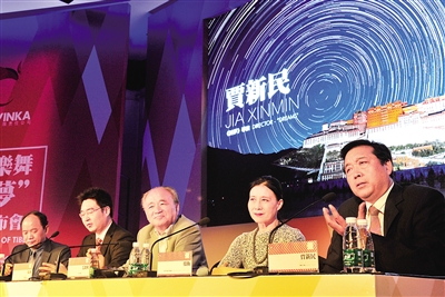 藏歌乐舞《圆梦》导演贾新民(右一)在发布会上介绍情况(8月5日).