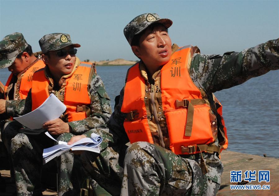 这是关喜志(右)率部队在吉林省长白山脚下驻训的资料照片(2009年11